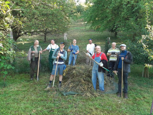 Nach dem Arbeitseinsatz vor dem letzten Haufen Heu (Foto: Projektmanagement)